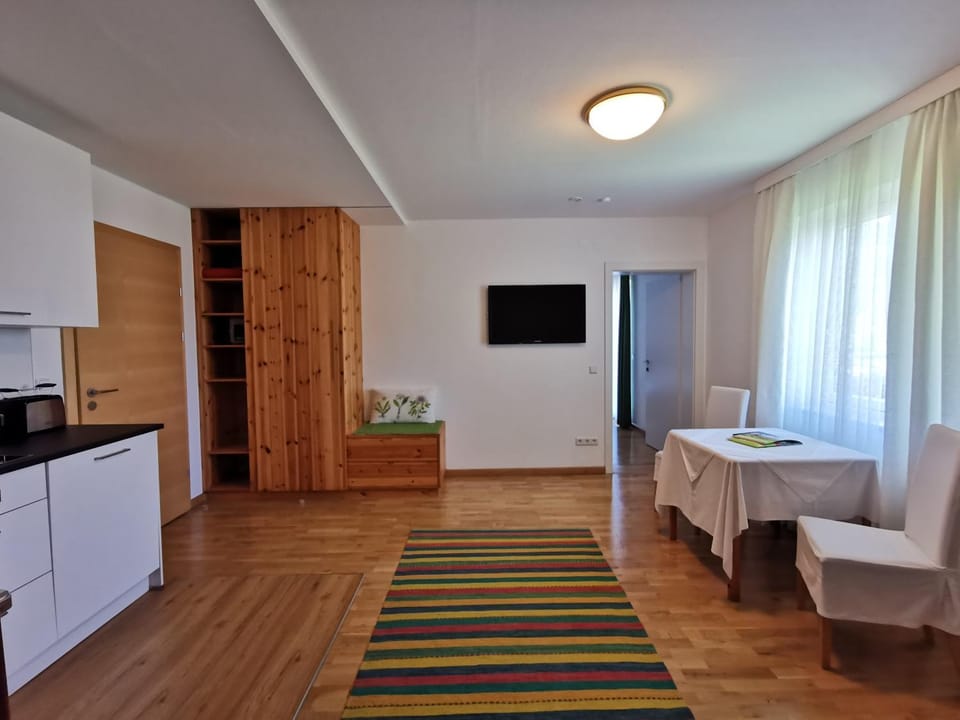 TV and multimedia, Kitchen or kitchenette, Dining area