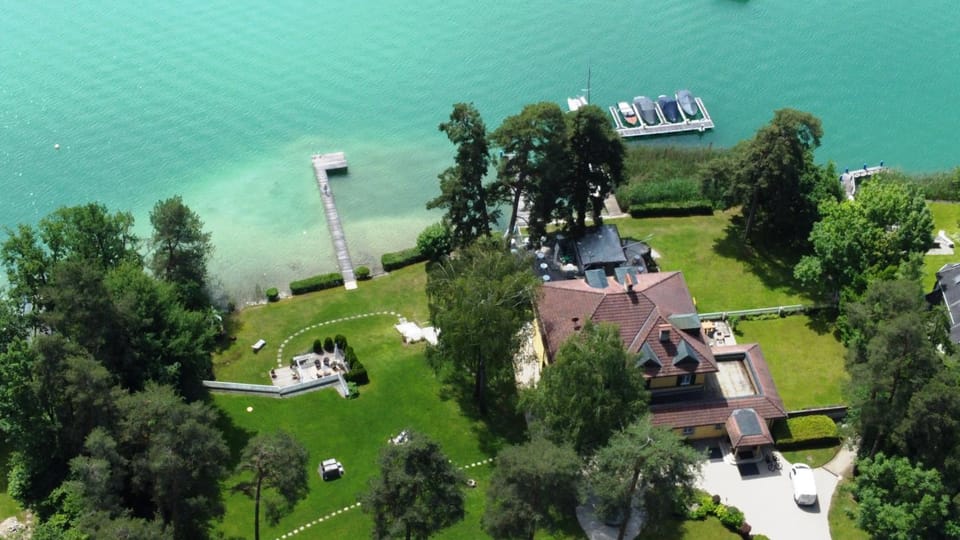 Property building, Natural landscape, Bird's eye view, Garden view, Lake view