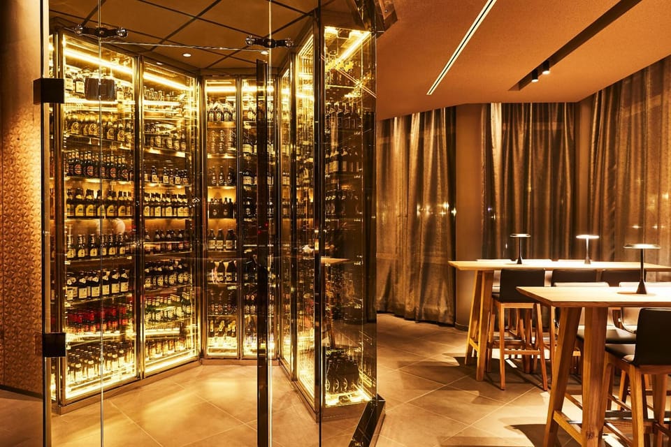 Restaurant/places to eat, Lounge or bar