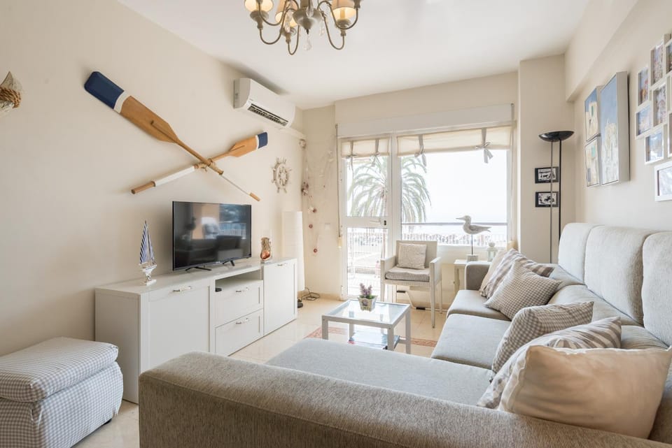 TV and multimedia, Living room, Seating area, Evening entertainment, air conditioner