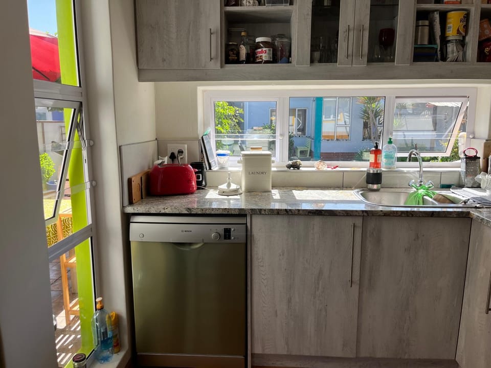 Kitchen or kitchenette, dishwasher