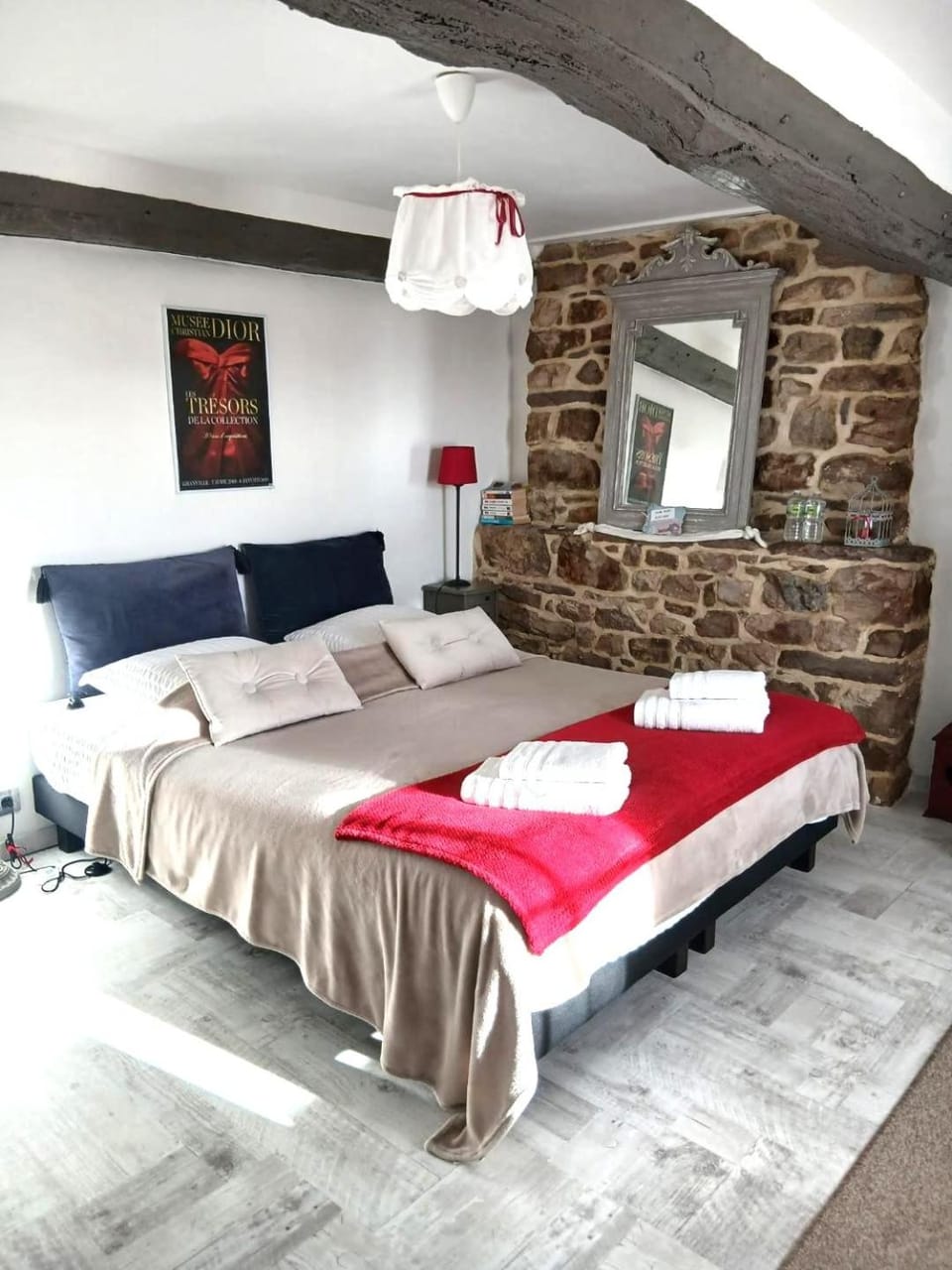 Photo of the whole room, Bedroom, internet