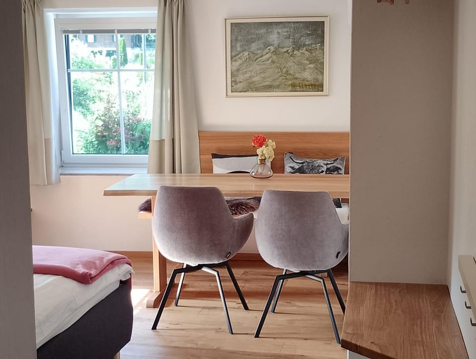 Seating area, Dining area