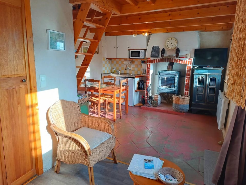 Property building, TV and multimedia, Living room, Dining area, pet friendly, stove