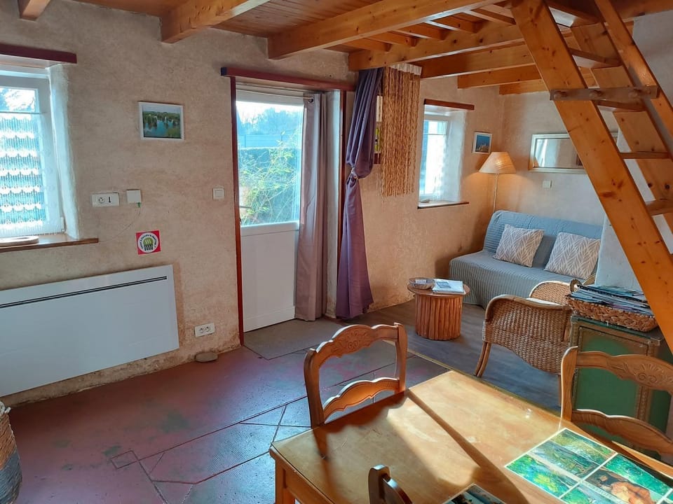 Property building, Spring, Day, Living room, Dining area, Meals, Meals, internet