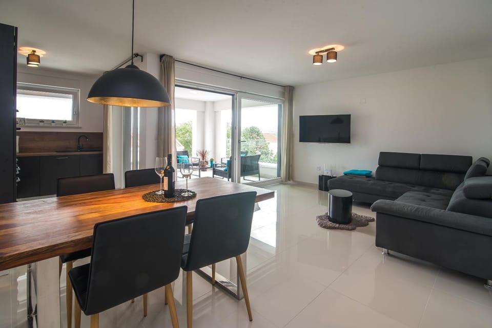 Kitchen or kitchenette, Living room, Dining area