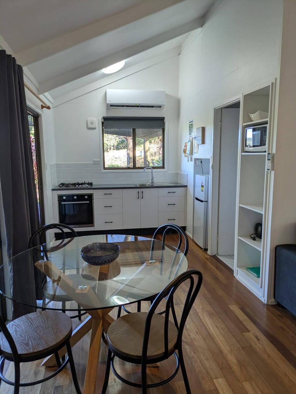 Kitchen or kitchenette, Dining area, pet friendly