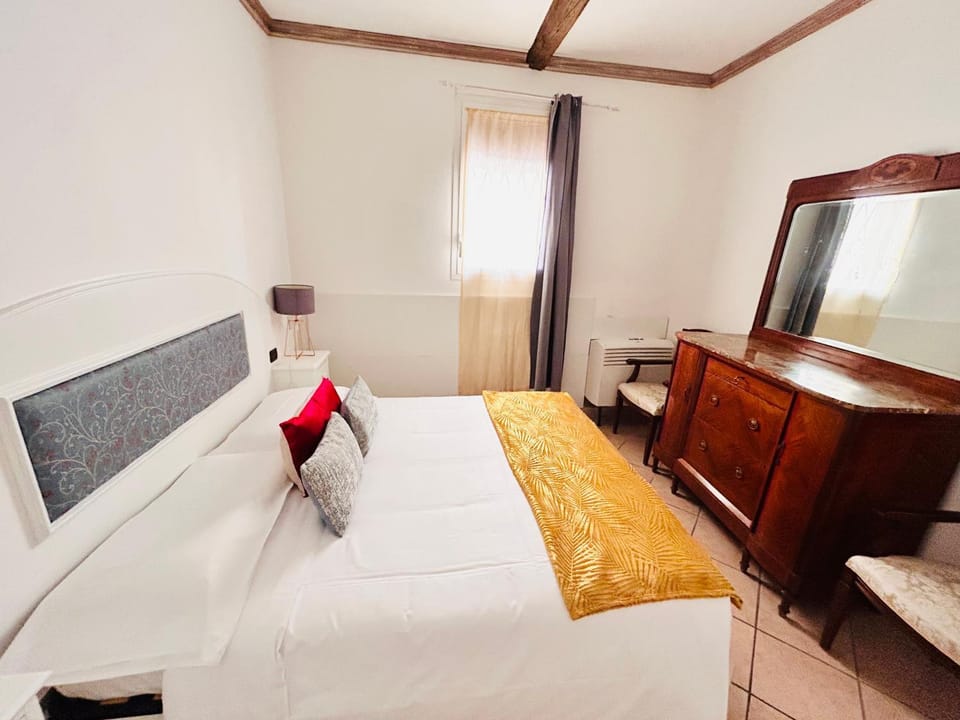 Bedroom, hair dresser, air conditioner