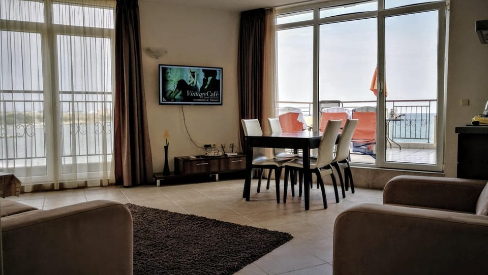 TV and multimedia, Living room, Dining area