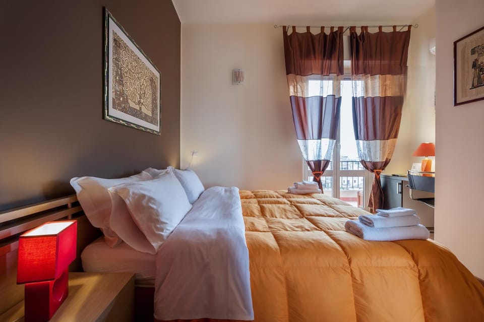Shower, Bed, Bathroom, TV and multimedia, View (from property/room), Balcony/Terrace, Photo of the whole room, Bedroom, Guests, City view, Street view, children, Family, bidet, furniture, hair dryier, heating, internet, minibar, towels, wardrobe, air conditioner