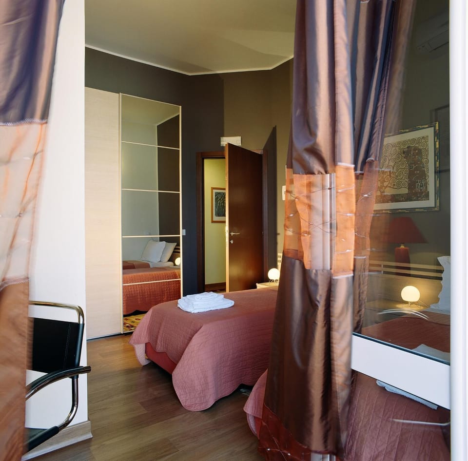 Shower, Bed, Bathroom, View (from property/room), Balcony/Terrace, Photo of the whole room, Bedroom, Guests, City view, bidet, furniture, heating, internet, towels, air conditioner