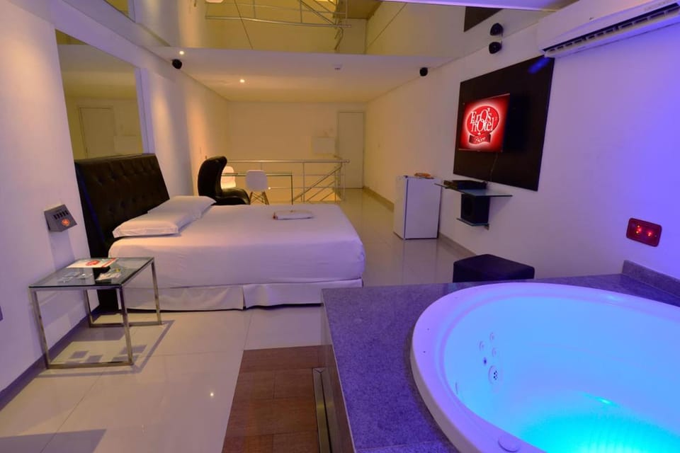Hot Tub, TV and multimedia