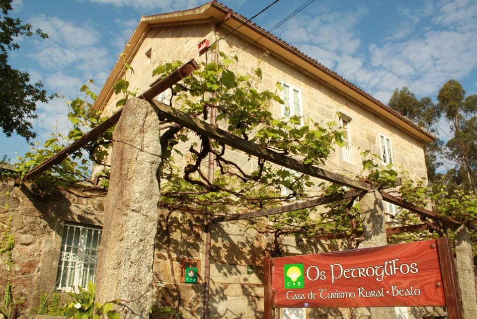 Casa de Turismo Rural Os Petroglifos Country House in Galicia