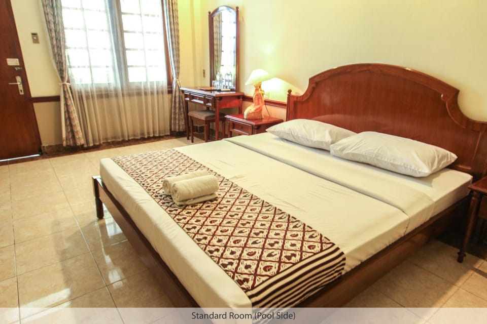 Bed, Bedroom, Swimming pool