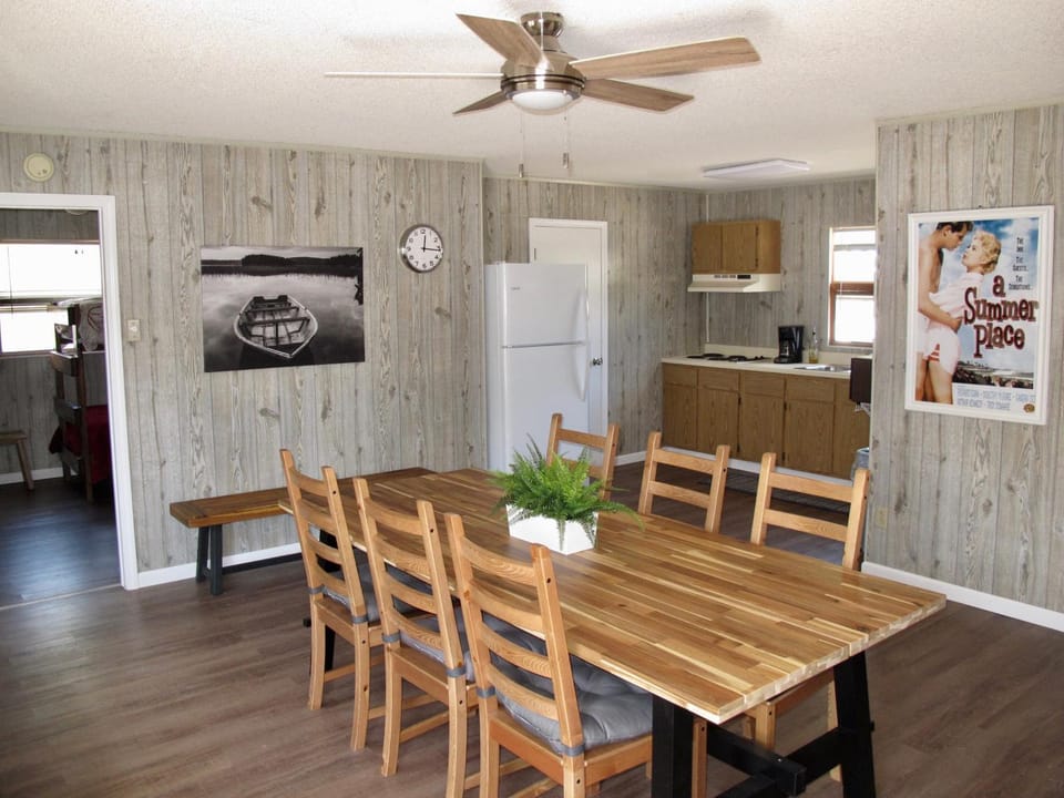 Kitchen or kitchenette, Living room, Seating area, Dining area