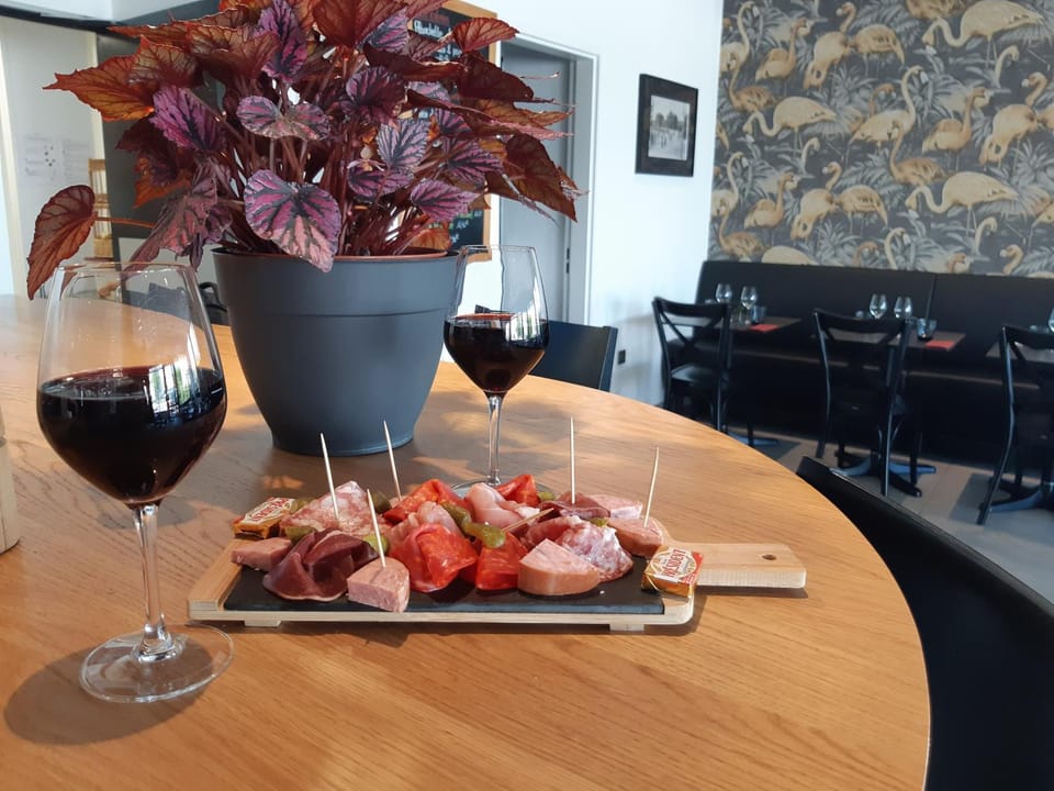 Restaurant/places to eat, Lounge or bar, Dining area, Food