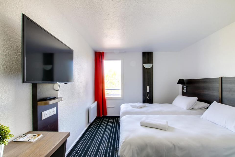 Property building, Bed, Photo of the whole room, Bedroom