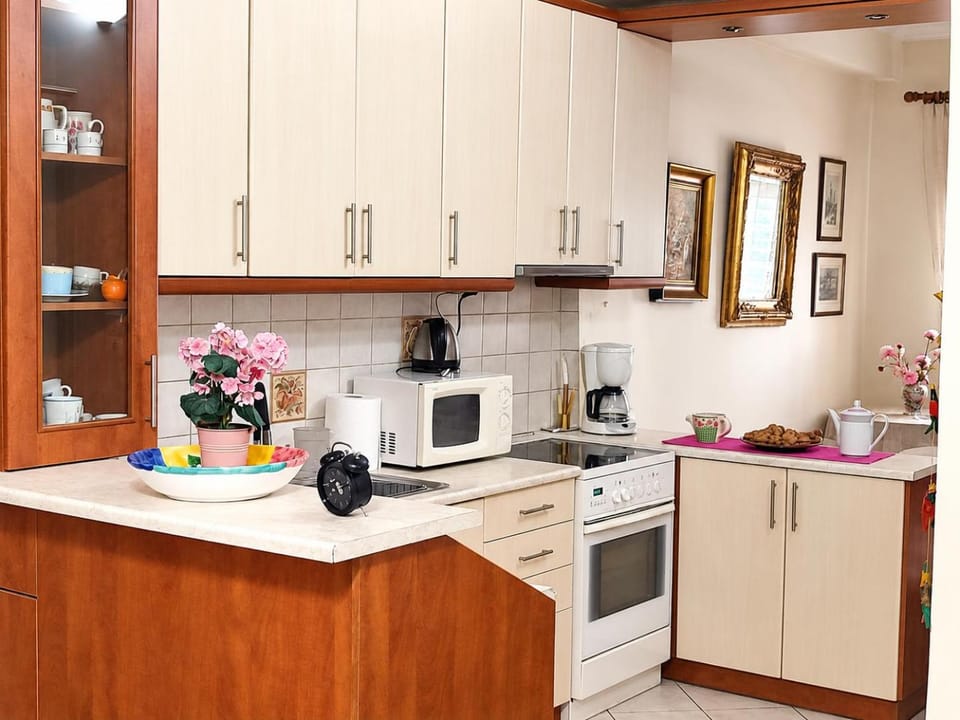 microwave, oven, kitchen, kitchen