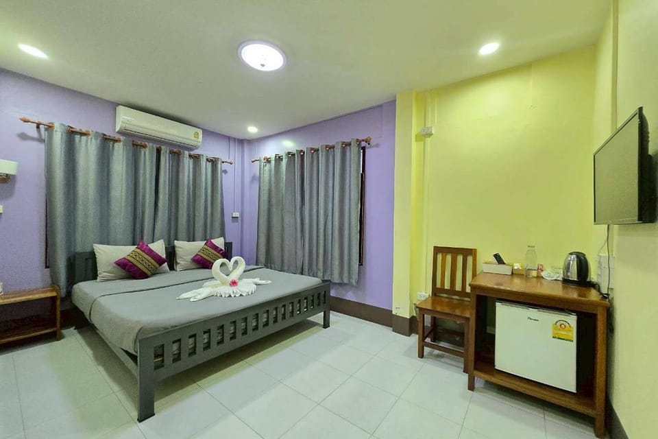 Bed, TV and multimedia, Photo of the whole room, Bedroom, towels, air conditioner