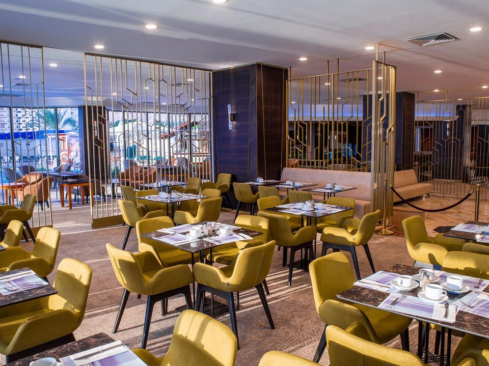 Restaurant/places to eat, Dining area