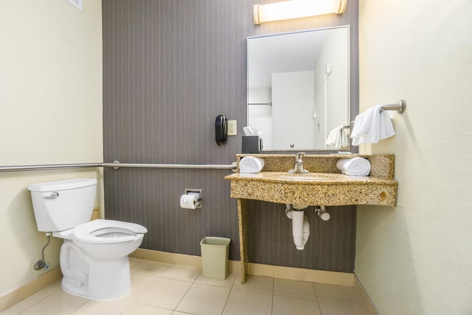 Toilet, Bathroom, towels