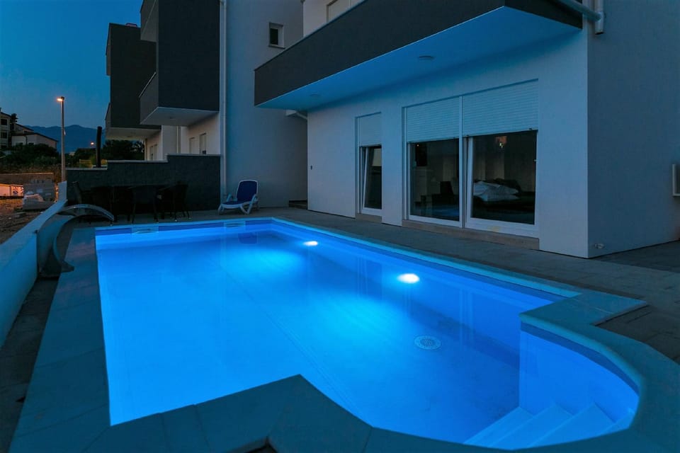 Property building, Garden, Pool view, Swimming pool, Swimming pool