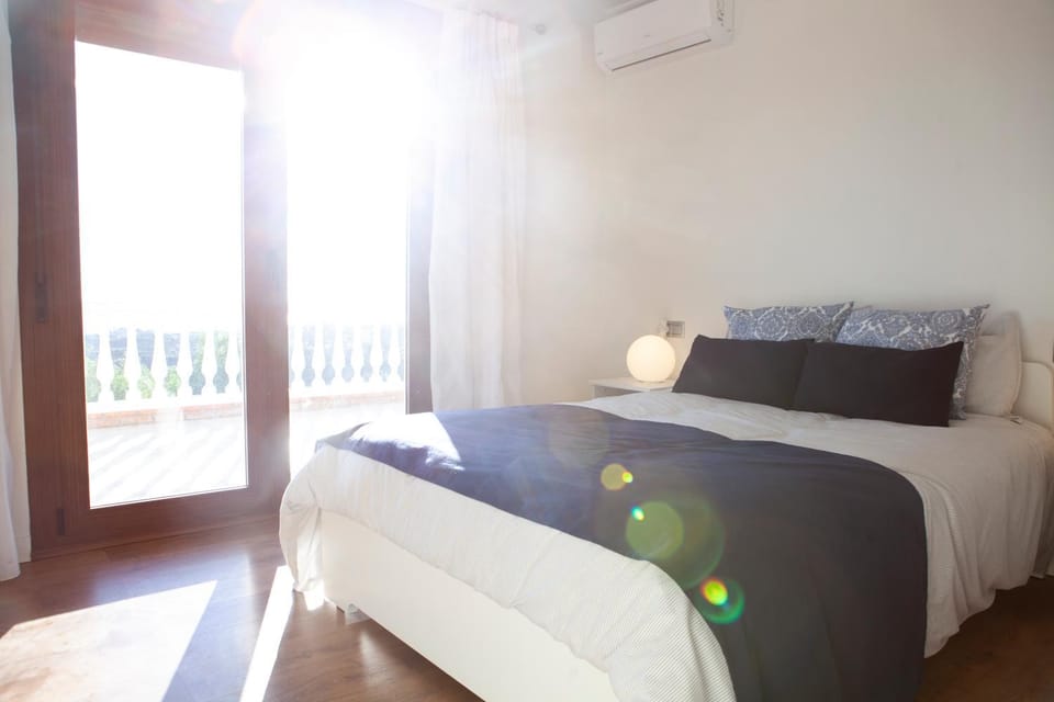 Bed, Photo of the whole room, Bedroom, air conditioner
