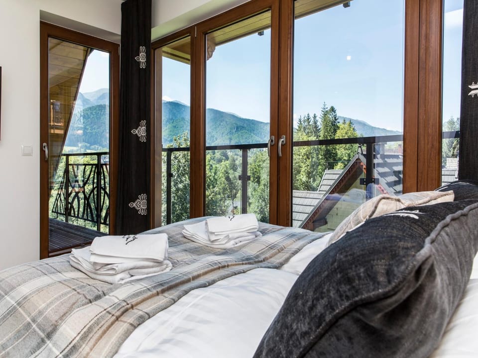 Bedroom, Mountain view