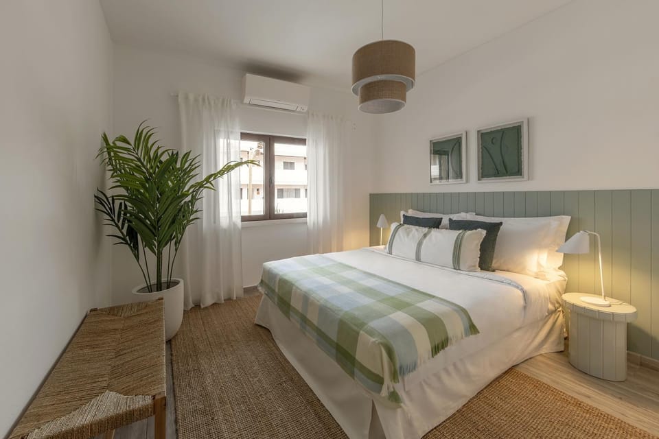 WOW Flat 200m Beach, 10min Downtown, Terrace With Sea View House in Lagos