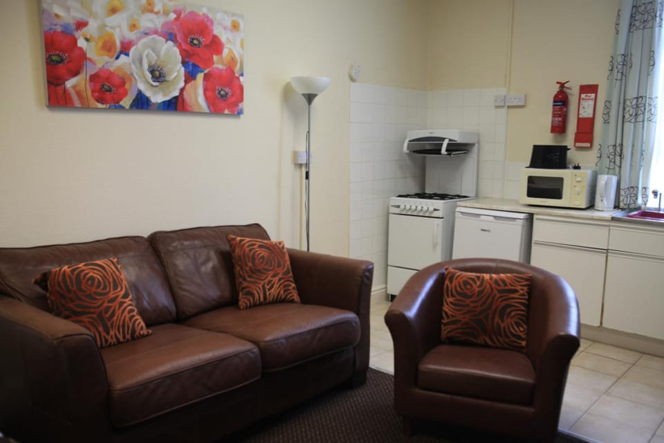 Property building, Kitchen or kitchenette, Living room, Seating area, Family, Family, Family, fireplace, minibar