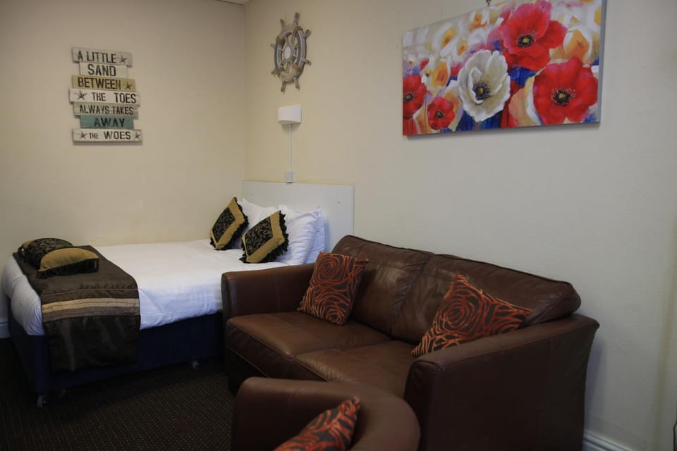 Bed, Living room, Photo of the whole room, Seating area, Bedroom, Family, Family, Family