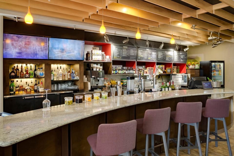 Restaurant/places to eat, Lounge or bar, Food, Breakfast, Drinks