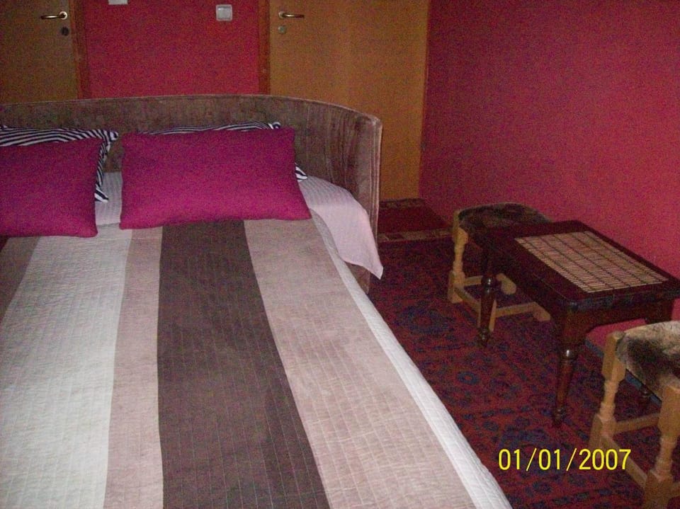 Restaurant/places to eat, Bed, Photo of the whole room