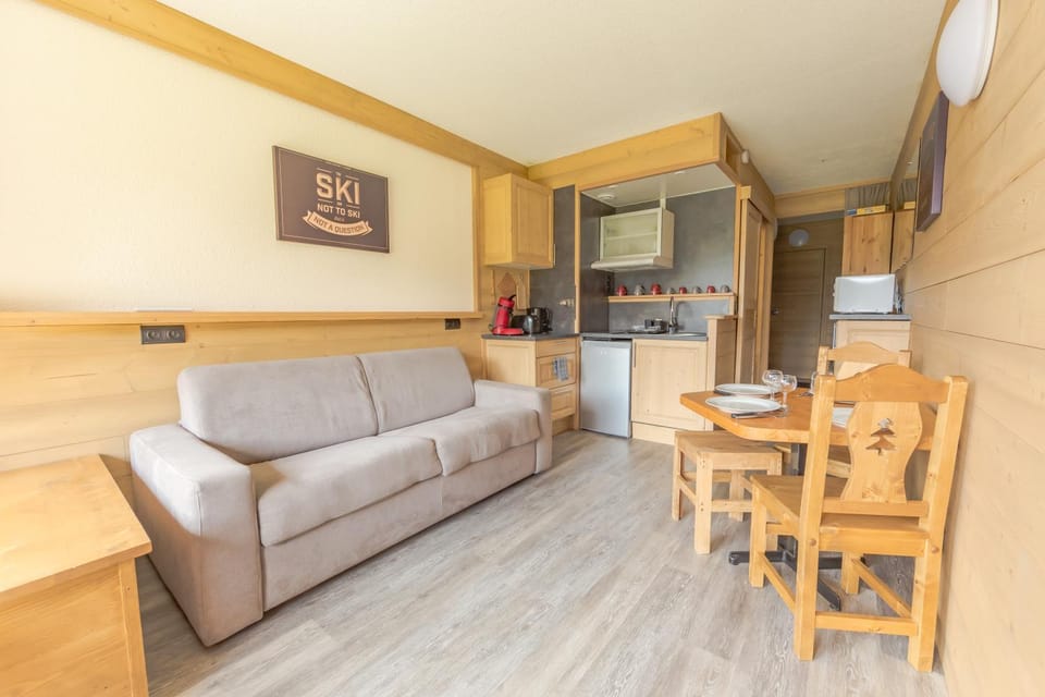 Coffee/tea facilities, Kitchen or kitchenette, Living room, Seating area, Dining area