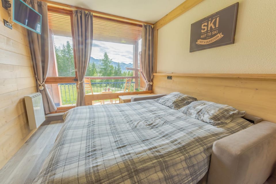 Bed, Day, Summer, Photo of the whole room, Bedroom, On site, Landmark view, Mountain view
