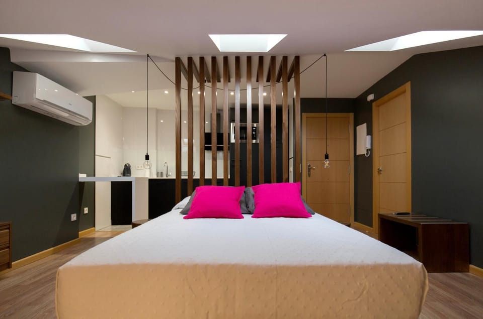 Bed, Photo of the whole room, Bedroom, air conditioner