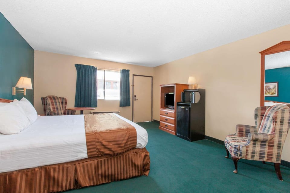 Photo of the whole room, Bedroom