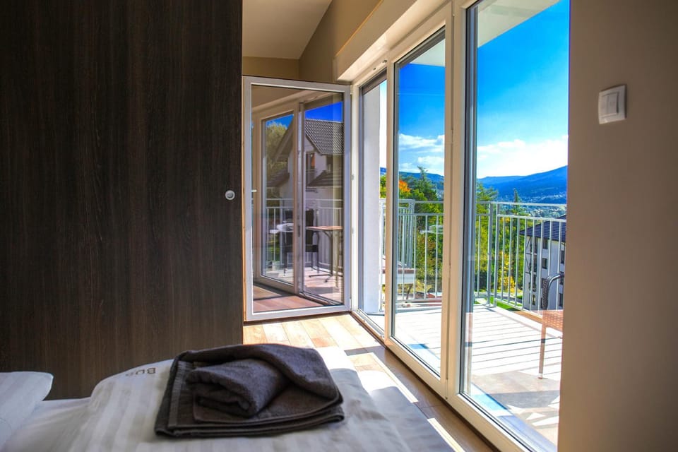 Bedroom, Mountain view