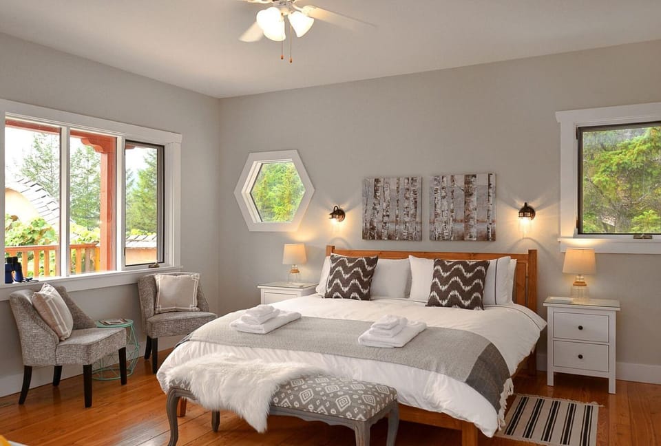 Bed, Seating area, Bedroom