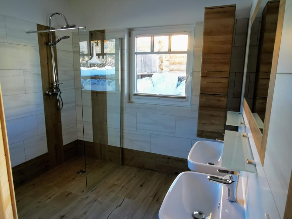 Bathroom, Decorative detail