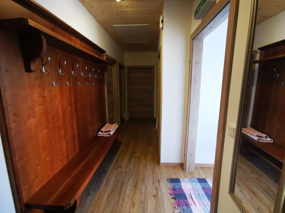 Facade/entrance, Photo of the whole room, Decorative detail
