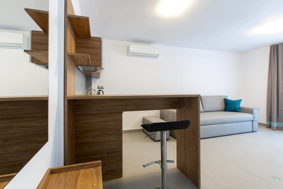 Kitchen or kitchenette, Living room