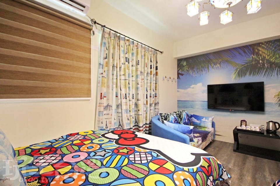 Photo of the whole room, Decorative detail, bunk bed