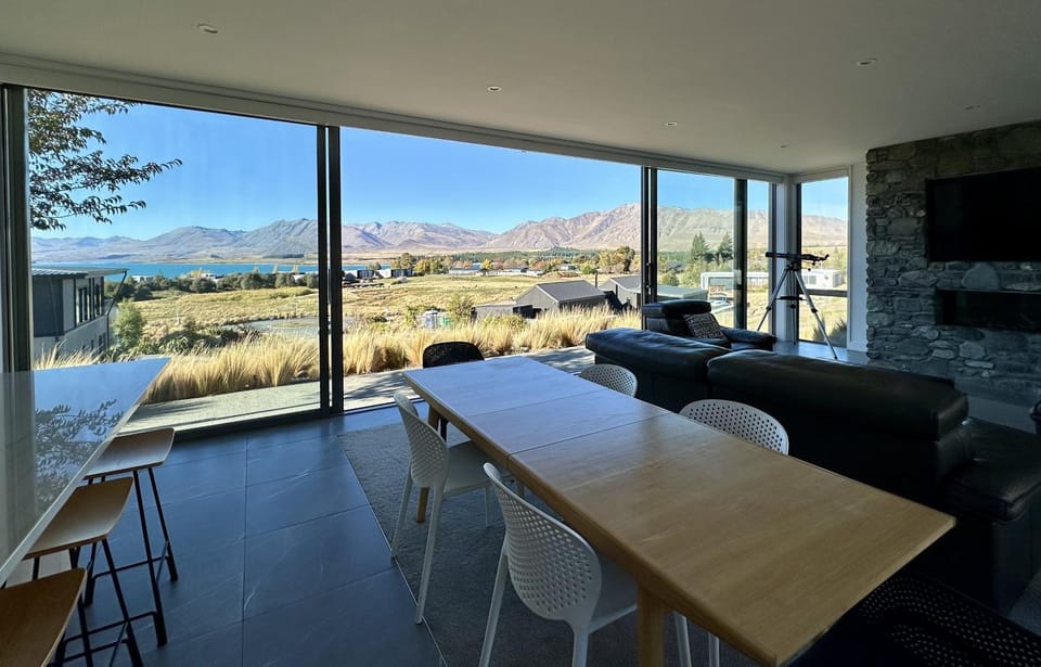 Living room, Dining area, Lake view, Mountain view, fireplace