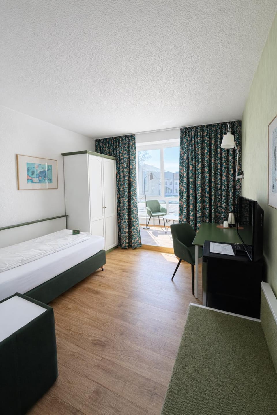 Bed, Bathroom, TV and multimedia, Photo of the whole room, Seating area, Bedroom