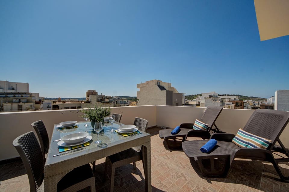 Patio, BBQ facilities, Dining area, Sunrise, sunbed