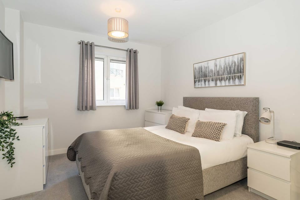 Bed, TV and multimedia, Bedroom