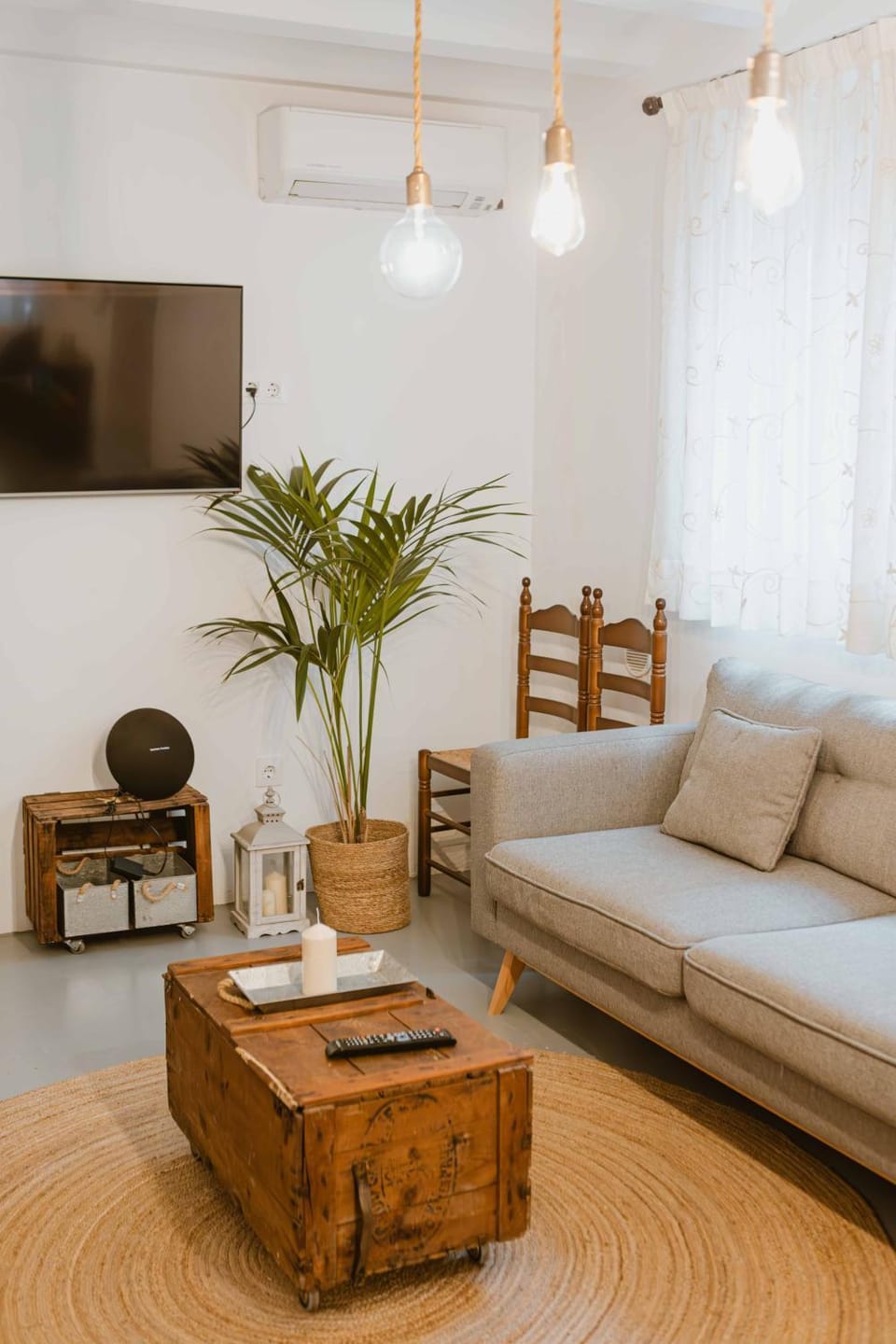 TV and multimedia, Living room, Seating area, air conditioner