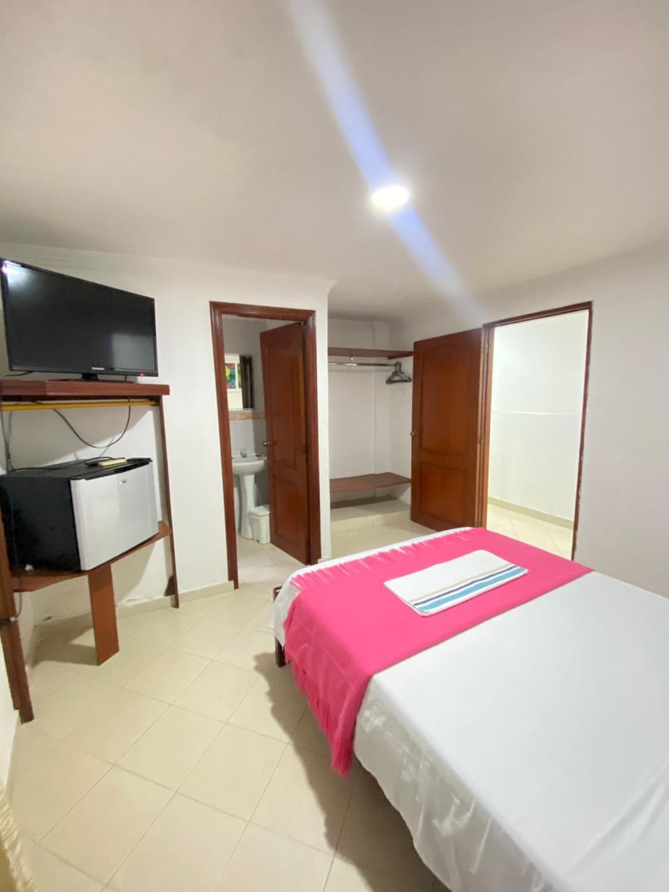 Communal lounge/ TV room, Bed, TV and multimedia, Kitchen or kitchenette, Photo of the whole room, Evening entertainment, Bedroom, hair dresser, wardrobe