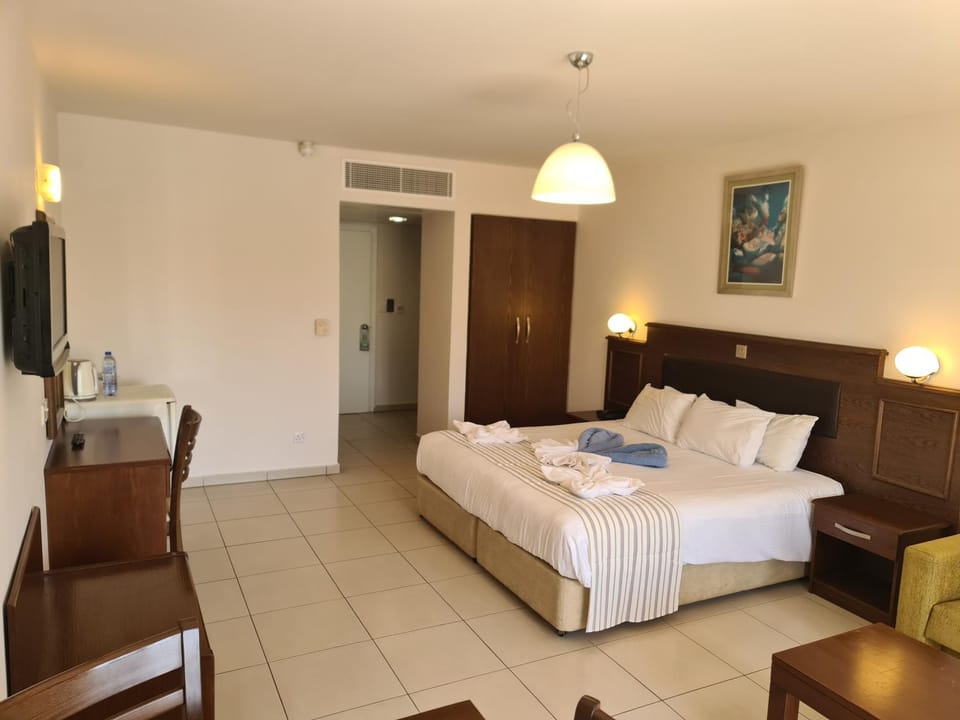 Bed, Photo of the whole room, Seating area, towels